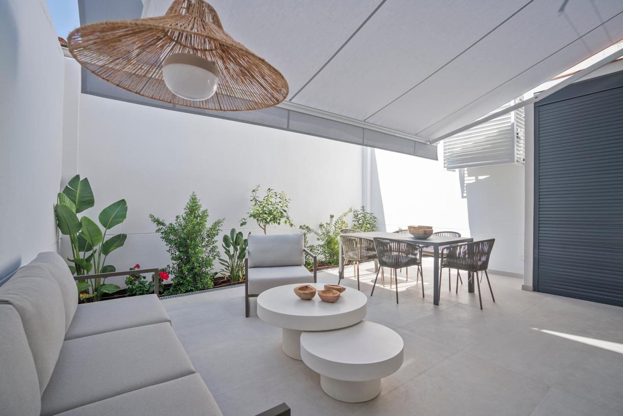 Sitges Spaces Garden Condo-2 Bedrooms, 2 Bathrooms, Garden Terrace, Near Center, Sleeps Up To 6- Monthly Rentals Only מראה חיצוני תמונה