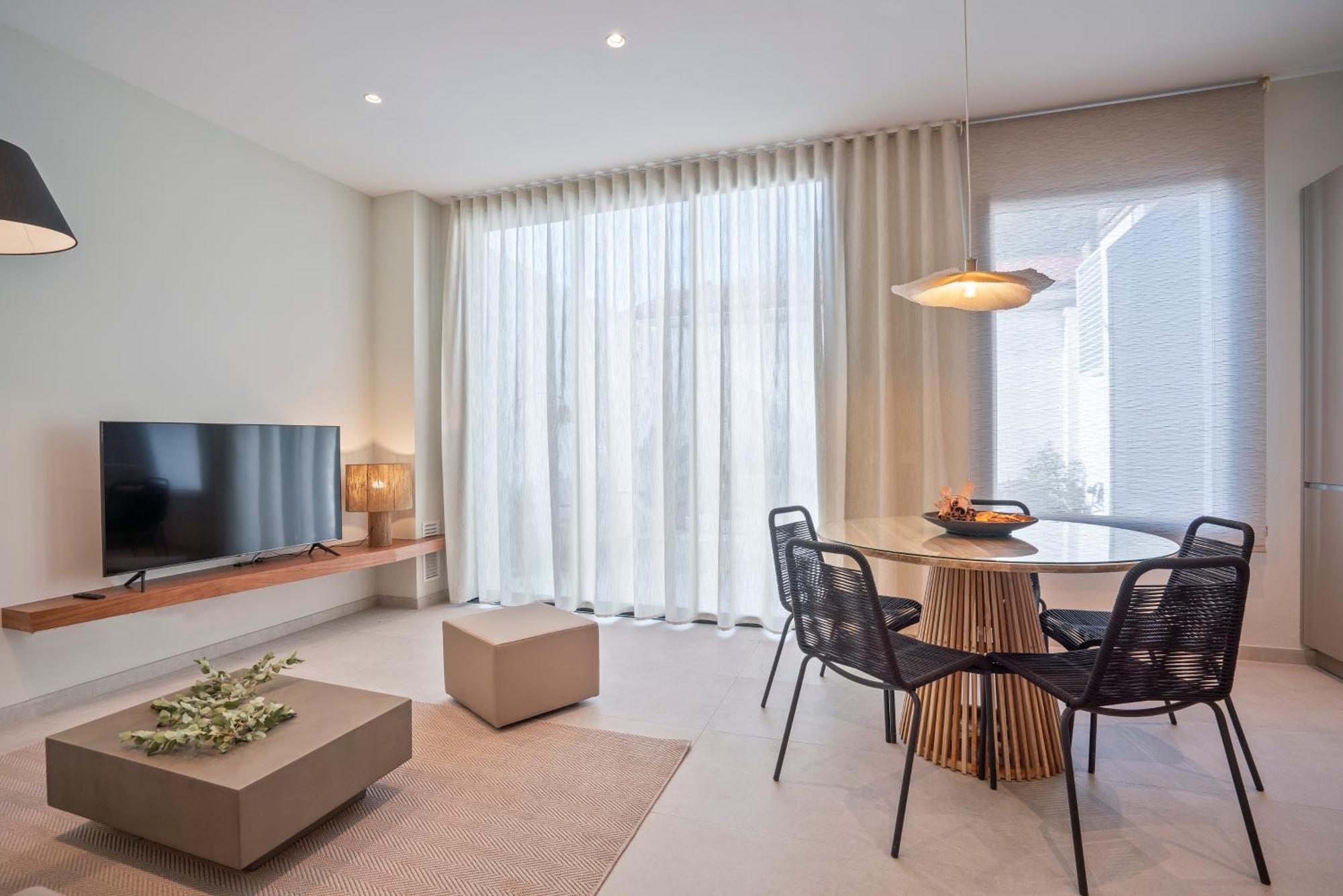 Sitges Spaces Garden Condo-2 Bedrooms, 2 Bathrooms, Garden Terrace, Near Center, Sleeps Up To 6- Monthly Rentals Only מראה חיצוני תמונה