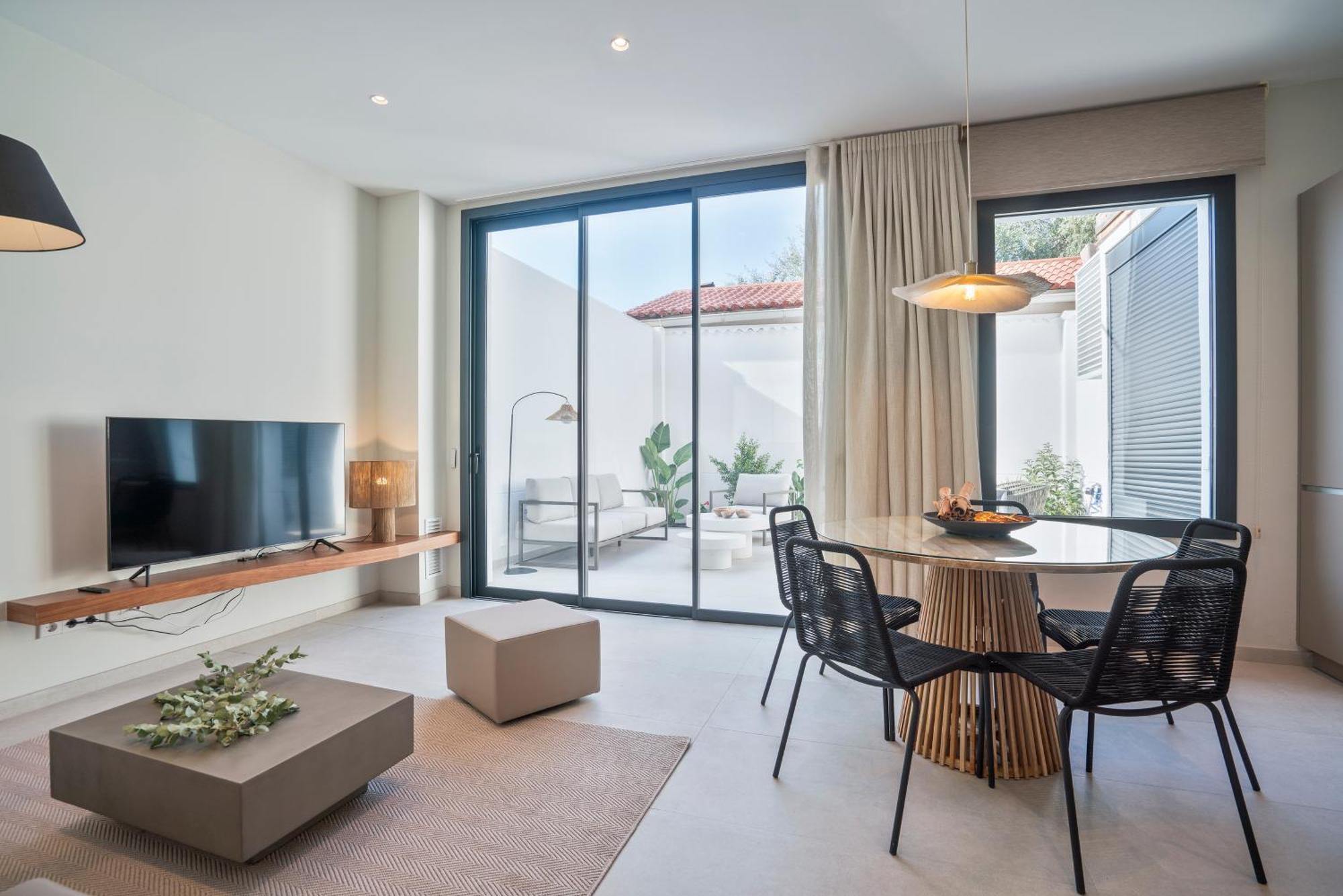 Sitges Spaces Garden Condo-2 Bedrooms, 2 Bathrooms, Garden Terrace, Near Center, Sleeps Up To 6- Monthly Rentals Only מראה חיצוני תמונה